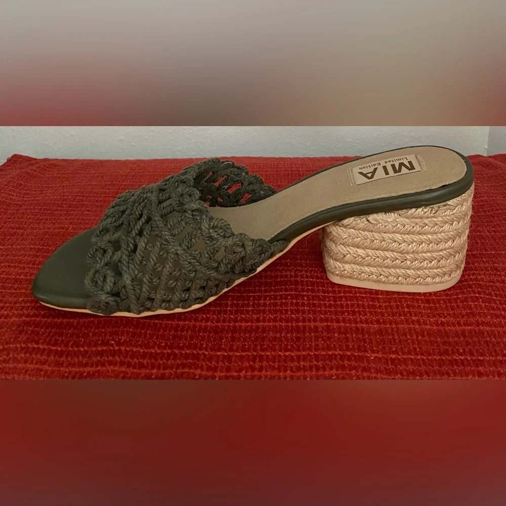 NWT....MIA Women's Limited Edition khaki Espadrille Sandals